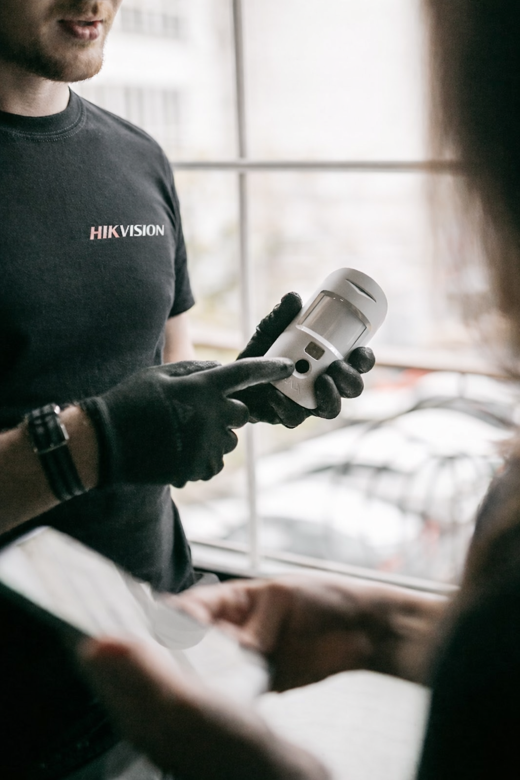 Cámara Hikvision instalada en pared